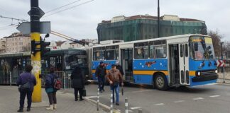 Сблъсък между тролей и автобус блокира „Лъвов мост“