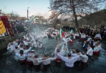 Спасиха кръста от водите на Тунджа