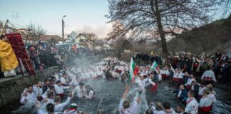 Спасиха кръста от водите на Тунджа