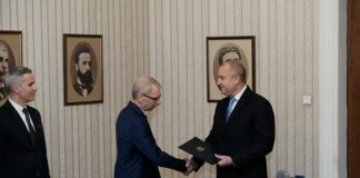 Денков върна празна папка на президента