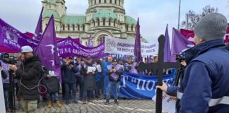 Протестиращите срещу закриването на тецовете освиркаха Кирил Петков, викаха: Скрий се, Кирчо!