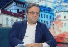 ПП вече са по-малка формация от ДБ. Това е още един нюанс към нелепостта на билборда, в който Денков е изведен като кандидат за премиер