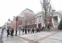 Опашка пред Народния за постановката с Малкович, сайтът на театъра блокира