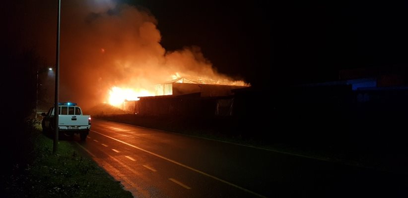Пожар изпепели плажно заведение в Бургас пострадал е мъж който