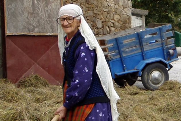 Почина най възрастната българка Баба Нурие Дерменджиева от смолянското село Средногорци