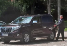 ДБ се прегърнаха с комунистическата БСП и комунистическия милиционер Бойко Рашков и ги върнаха във властта.Но за ДБ всичко е точно!