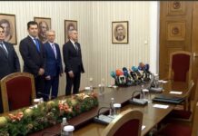 Радев ги унизи, закъснявайки. Стояха, изправени в конфузно очакване, трима провалени-Петков, Василев и Гюров