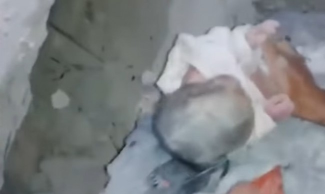 Жена е родила бебе под руините на Алепо, Сирия, след