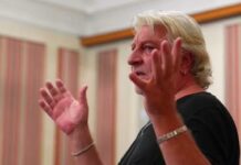 Как да мачкаме хората по-ниско в йерархията и да се мазним на тези по-високо? Урок в картинки (Видео)