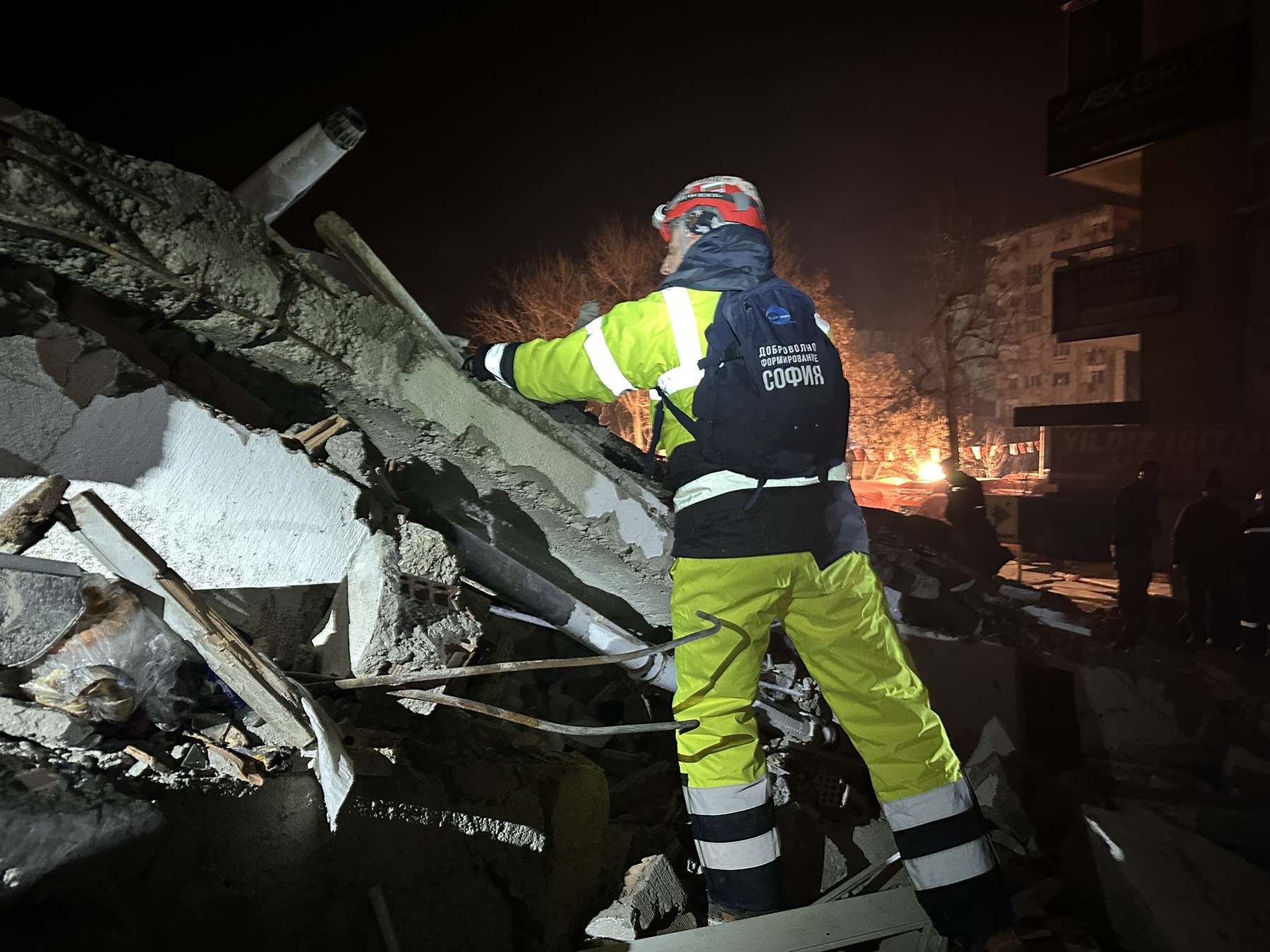 Българските доброволци в Турция са открили петима оцелели в руините