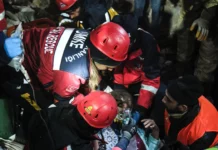 Още откриват оцелели на 8-ия ден от труса, извадиха живи трима