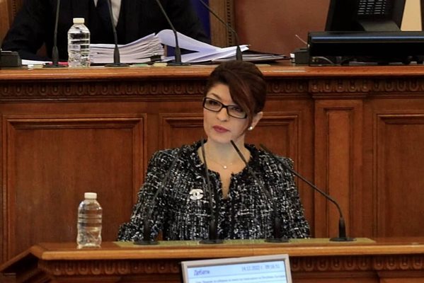Десислава Атанасова ще участва в обсъждането и гласуването на промените
