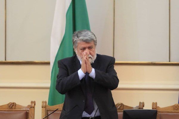 Последният звънец за 48 ото НС удари председателят му Вежди Рашидов