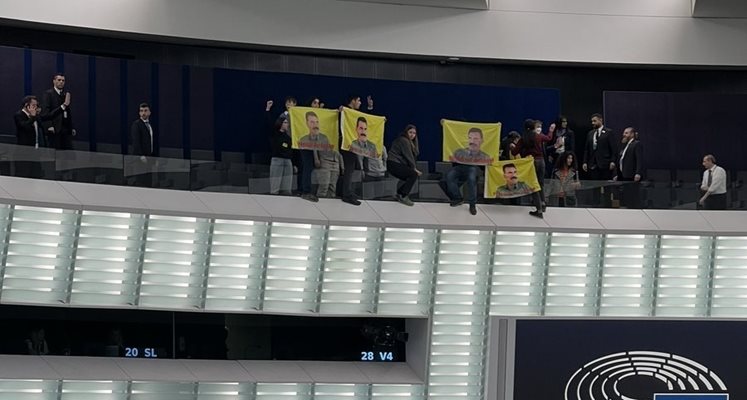 Настана хаос в Европарламента в Страсбург след като кюрдски активисти