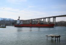 Мъж стои от снощи на перилата на „Аспаруховия мост“, има искания към жена си, за да не скочи