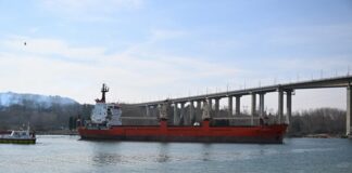 Кораб заседна под „Аспаруховия мост“ във Варна