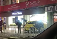 Такси се вряза в магазин в центъра на София