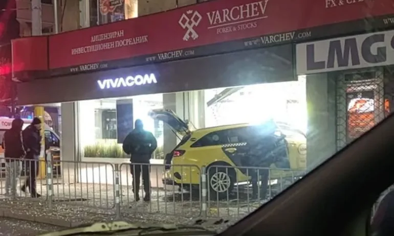Такси се вряза в магазин на мобилен оператор в центъра
