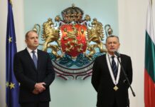 Радев отличи с орден „Мадарски конник“ посланика на Украйна в България Виталий Москаленко