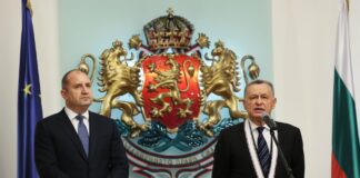 Радев отличи с орден „Мадарски конник“ посланика на Украйна в България Виталий Москаленко