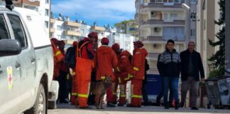 Българските спасители издирват оцелели под рухнал блок в Адана