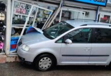 Кола се вряза в магазин на оживен пазар във Варна