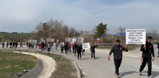 Производители на малини и ягоди блокираха кръстовище край с. Трапище