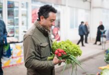 Лорер сам си пише в чата и си благодари от името на “обикновен варненец“, на когото уж „помогнал“