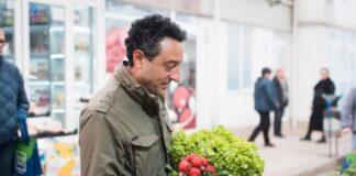 Лорер сам си пише в чата и си благодари от името на “обикновен варненец“, на когото уж „помогнал“