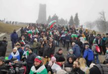 Хиляди на Шипка, колите паркират на 10 км под върха