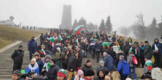 Хиляди на Шипка, колите паркират на 10 км под върха