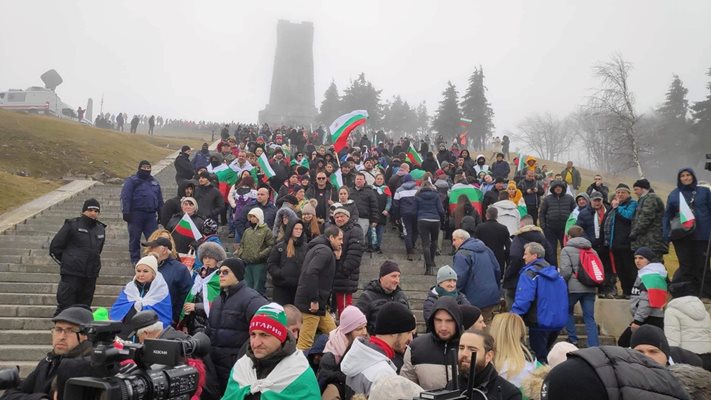 Хиляди българи със знамена, деца и кучета се стичат на