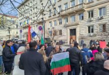 Протест пред общината срещу махането на Паметника на Съветската армия