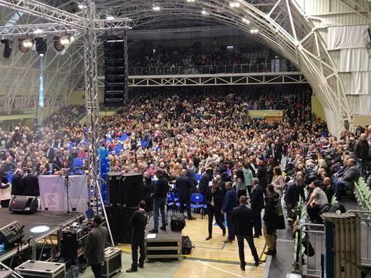 4000 души посрещнаха лидера на ГЕРБ Бойко Борисов в зала