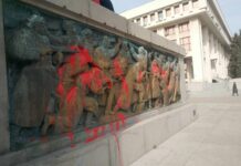 Заляха с червена боя паметника на съветската армия в Бургас