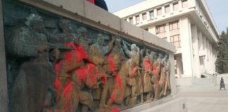 Заляха с червена боя паметника на съветската армия в Бургас