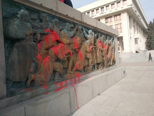Паметникът на Съветската армия в Бургас по известен като Альошата отново