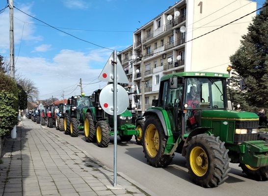 Жители на Вълчи дол и земеделци от района протестират срещу