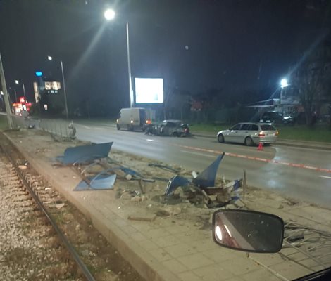 Автомобил е катастрофирал на бул Ботевградско шосе в София Колата