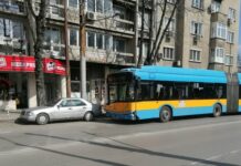 Тролей смачка две коли в София