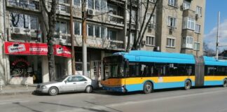 Тролей смачка две коли в София