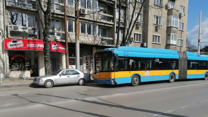 Тролей е блъснал две коли пред Александровска болница в столицата.