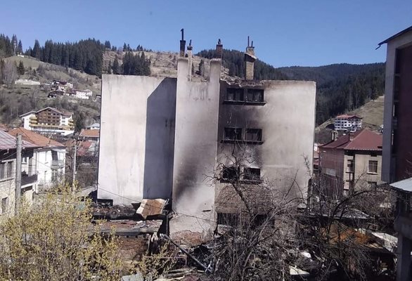 Пожар в Чепеларе остави 14 души без дом Огънят е