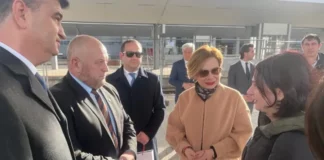 Влак с 36 сглобяеми къщи замина от София за Турция