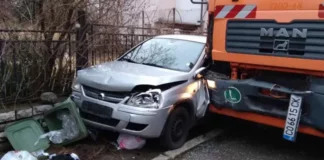 Камион за боклук смачка 5 паркирани коли в село Владая /видео/