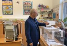 Ахмед Доган гласува с хартиена бюлетина