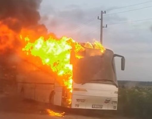 Автобус от градския транспорт на Пловдив пламна и изгоря Сигналът