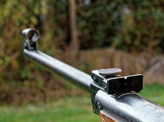 Дете постреля по невнимание приятел с въздушната пушка на дядо си