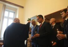 Свещеник изгони злите сили от бившата стая на ДБ в парламента по искане на Костадинов