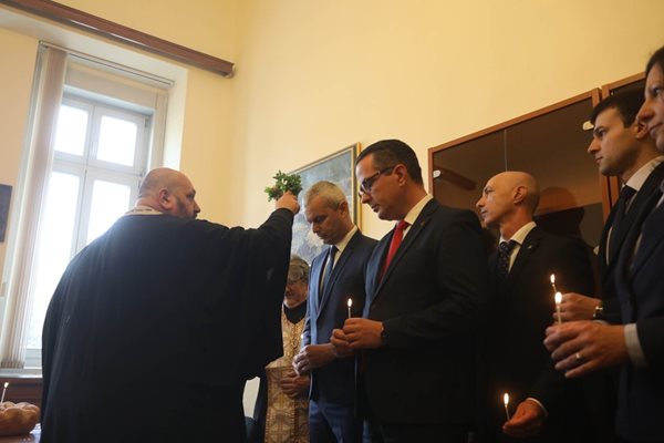 Православен свещеник освети новата стая на Възраждане в парламента Досега